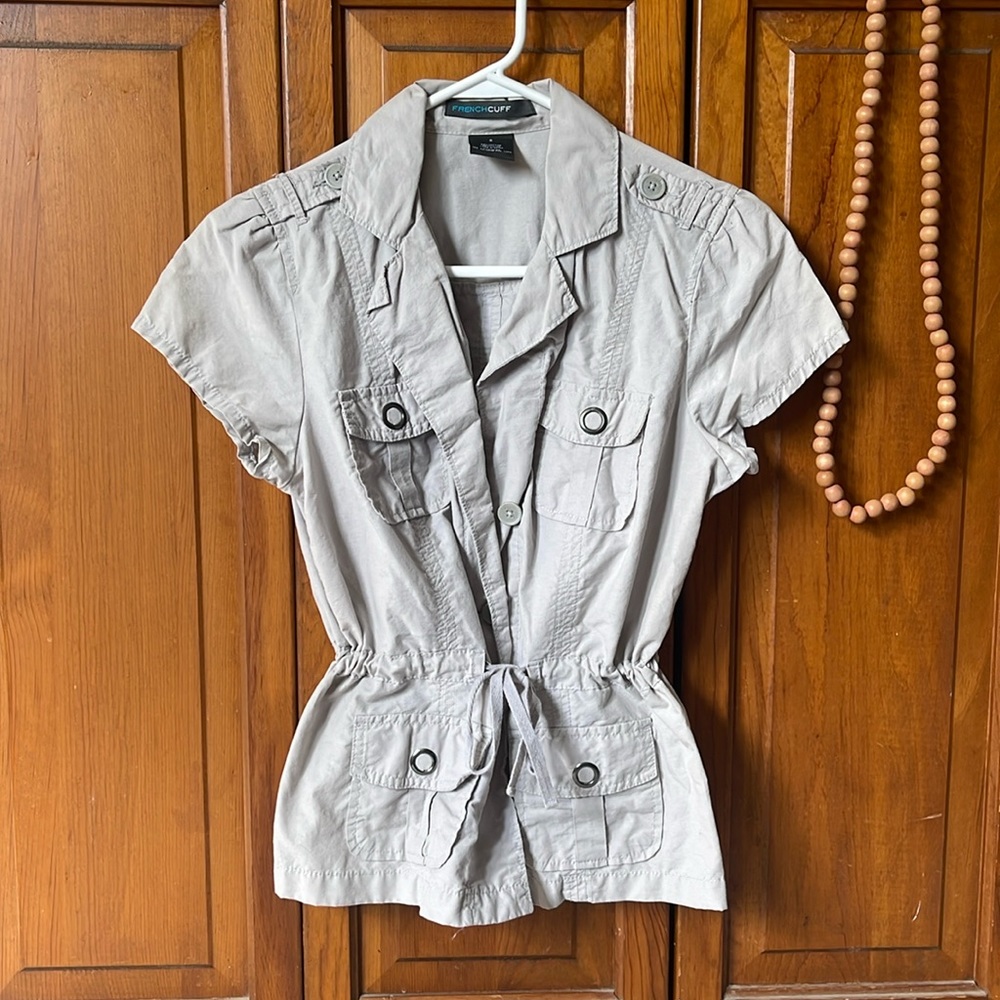 Casual women’s short sleeve button down top, size small